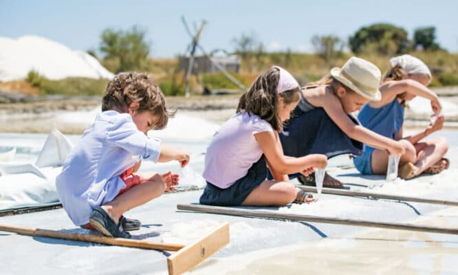 les salines récolte de sel des enfants